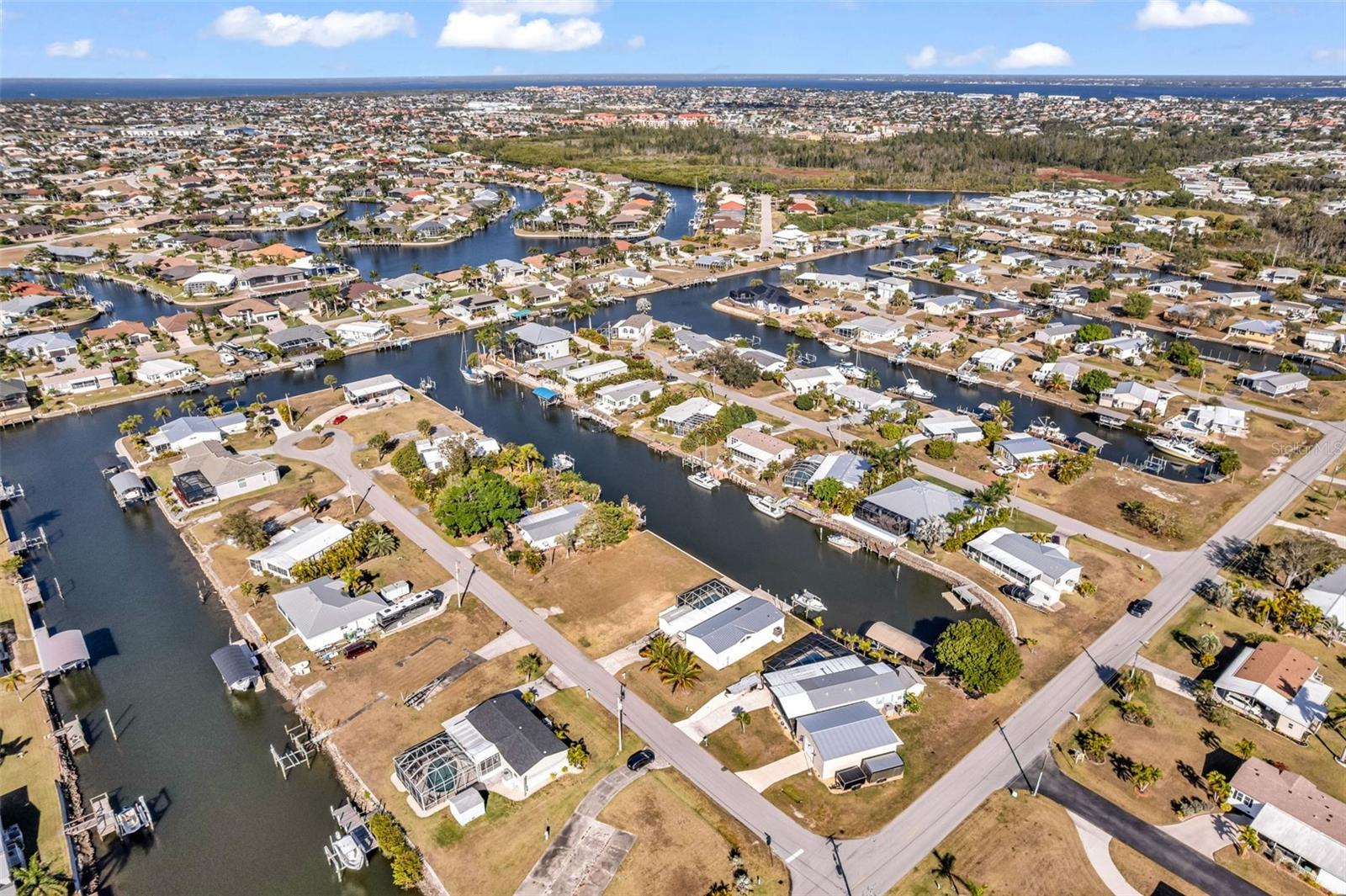 Image 7 of 66 For 700 Longbeach Court