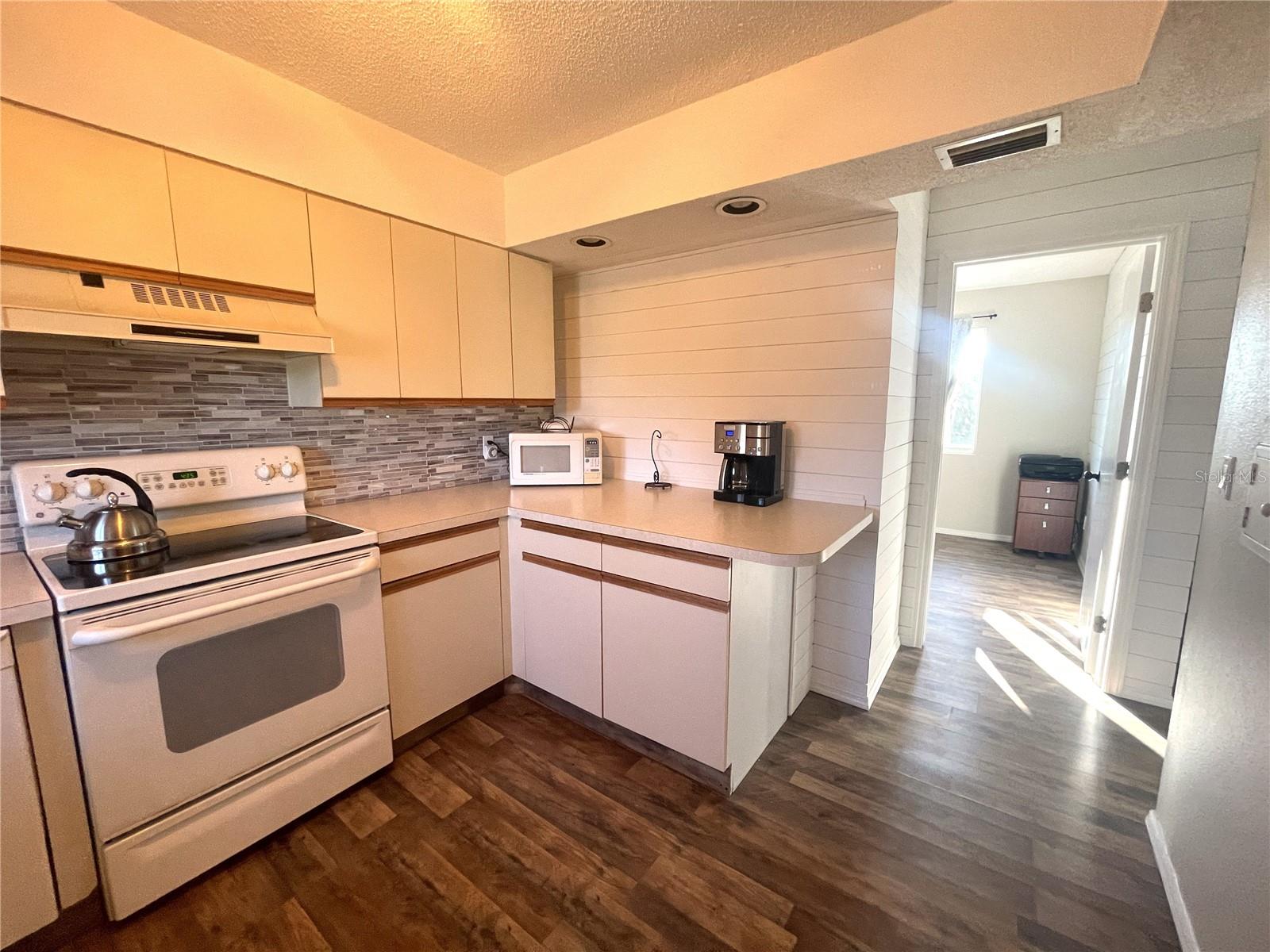 Image 29 of 64 For 200 Rotonda Boulevard W A4