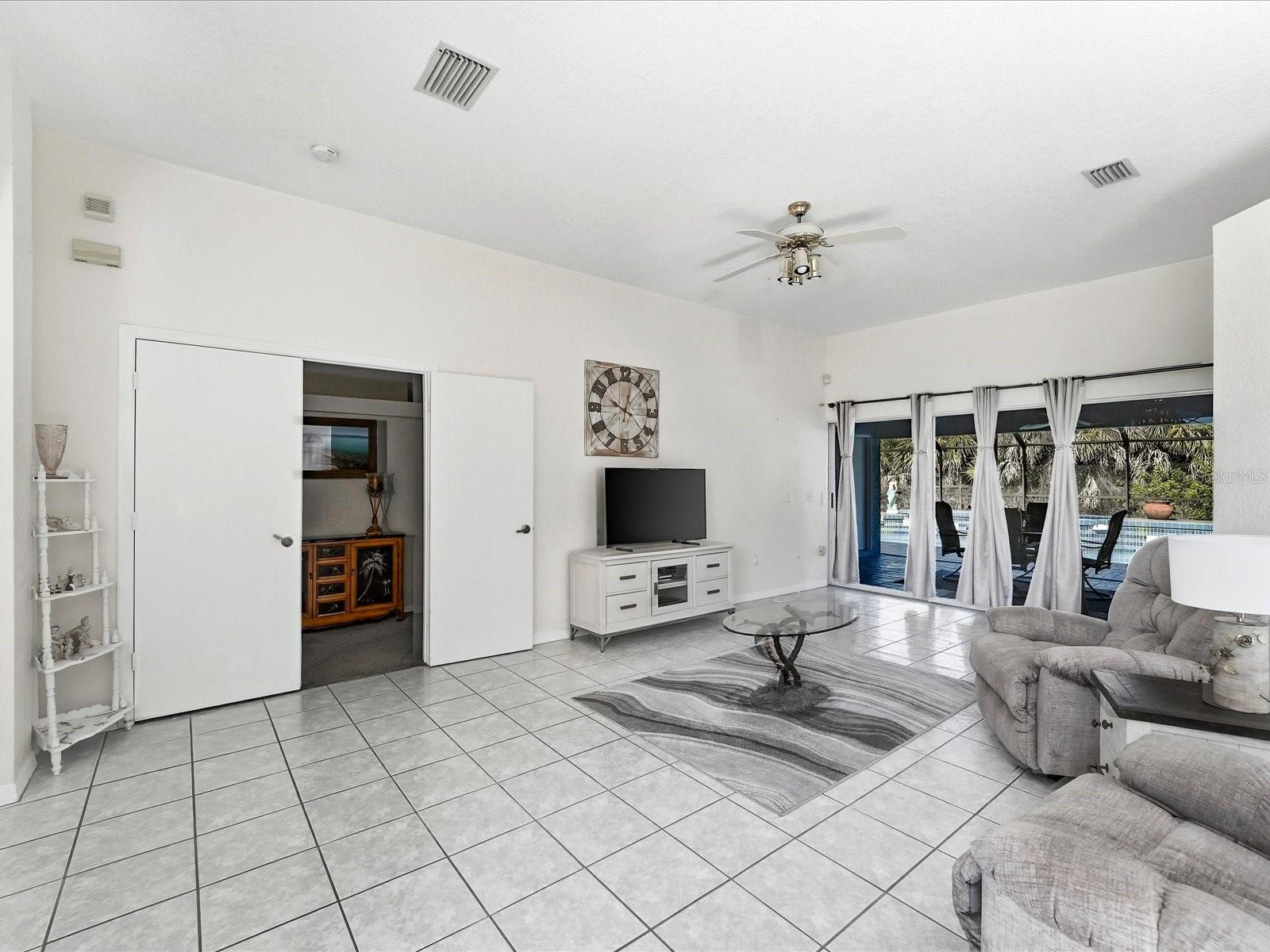 Image 7 of 48 For 421 Strasburg Drive