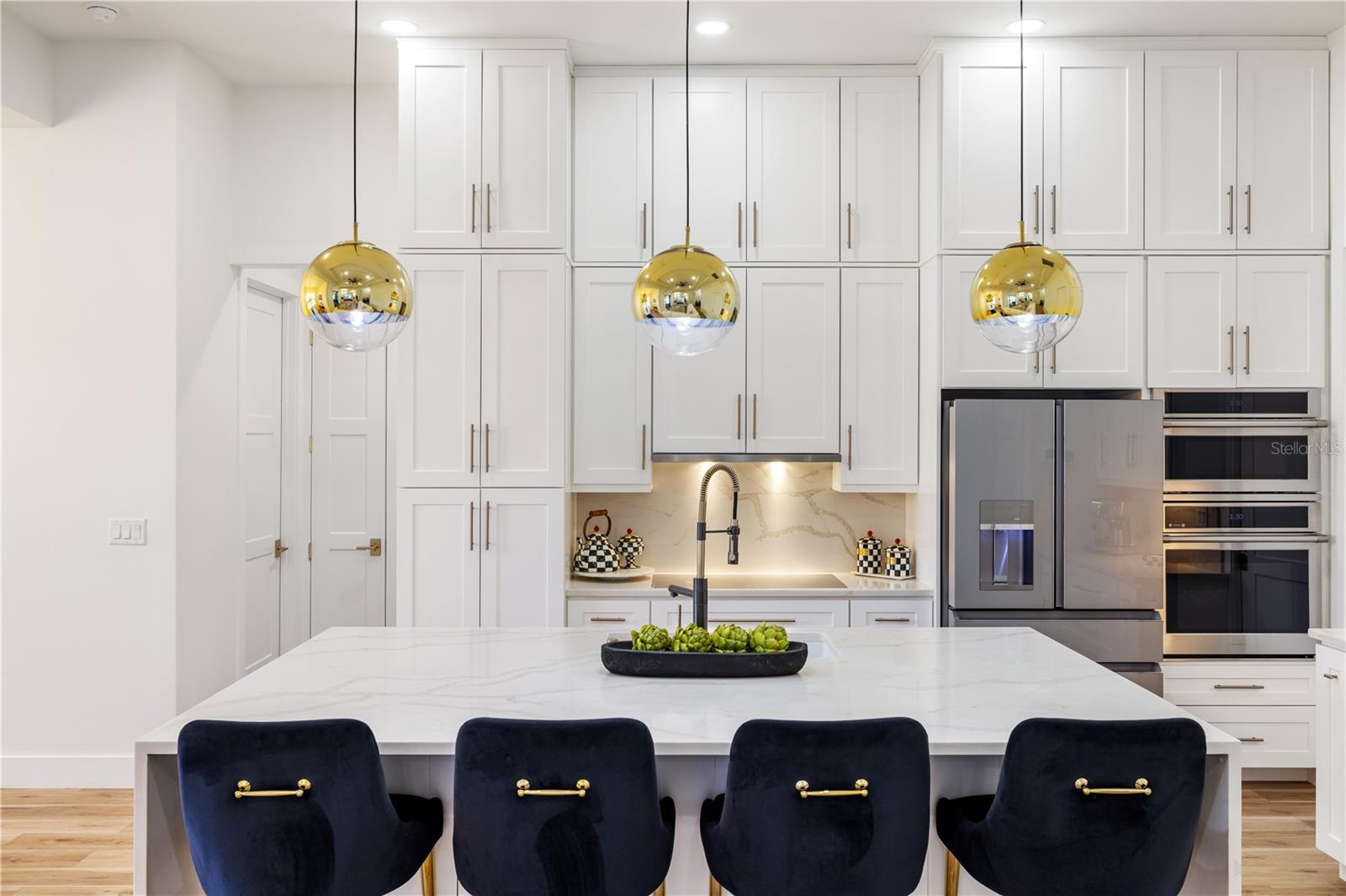 Listing photo id 8 for 2470 Abbotsford Street