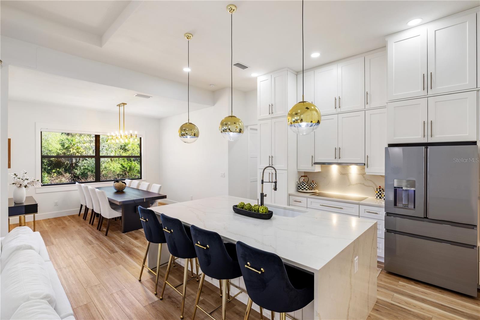 Listing photo id 9 for 2470 Abbotsford Street