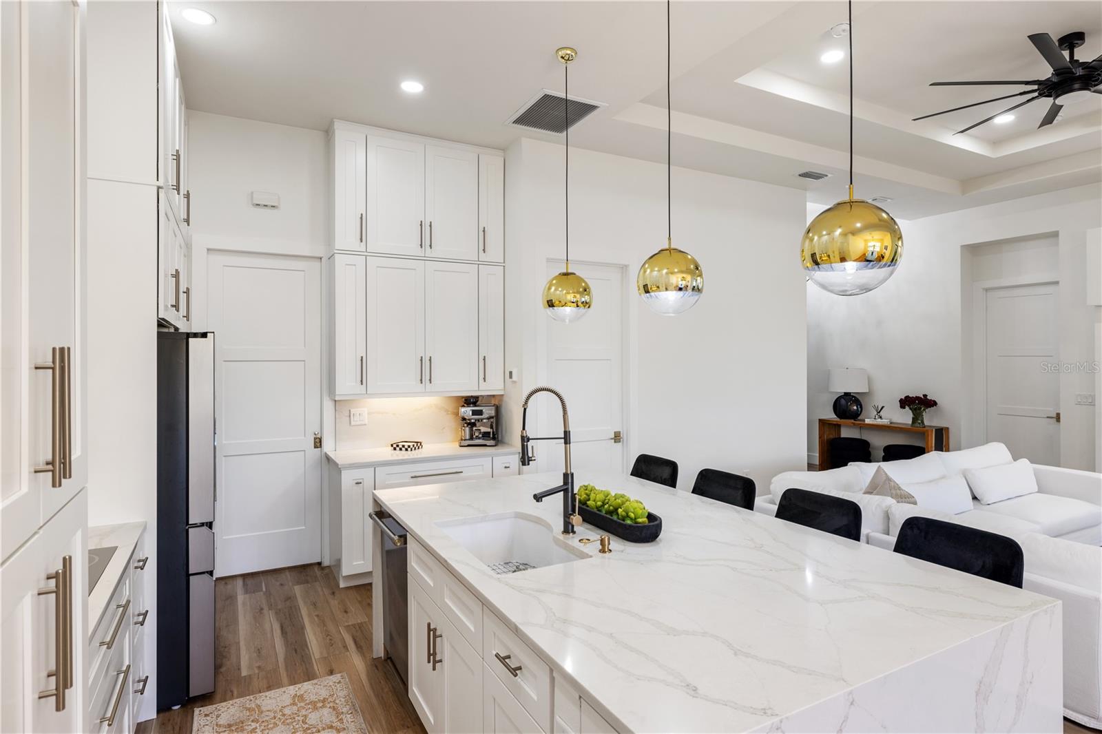 Listing photo id 12 for 2470 Abbotsford Street