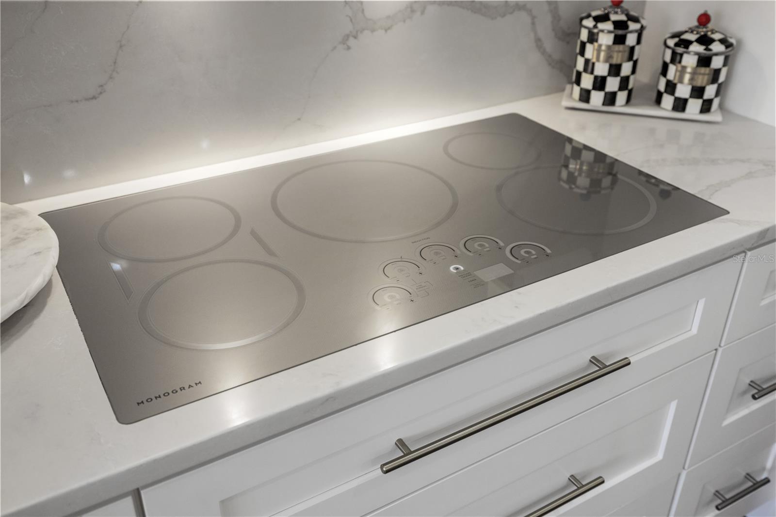 Listing photo id 13 for 2470 Abbotsford Street