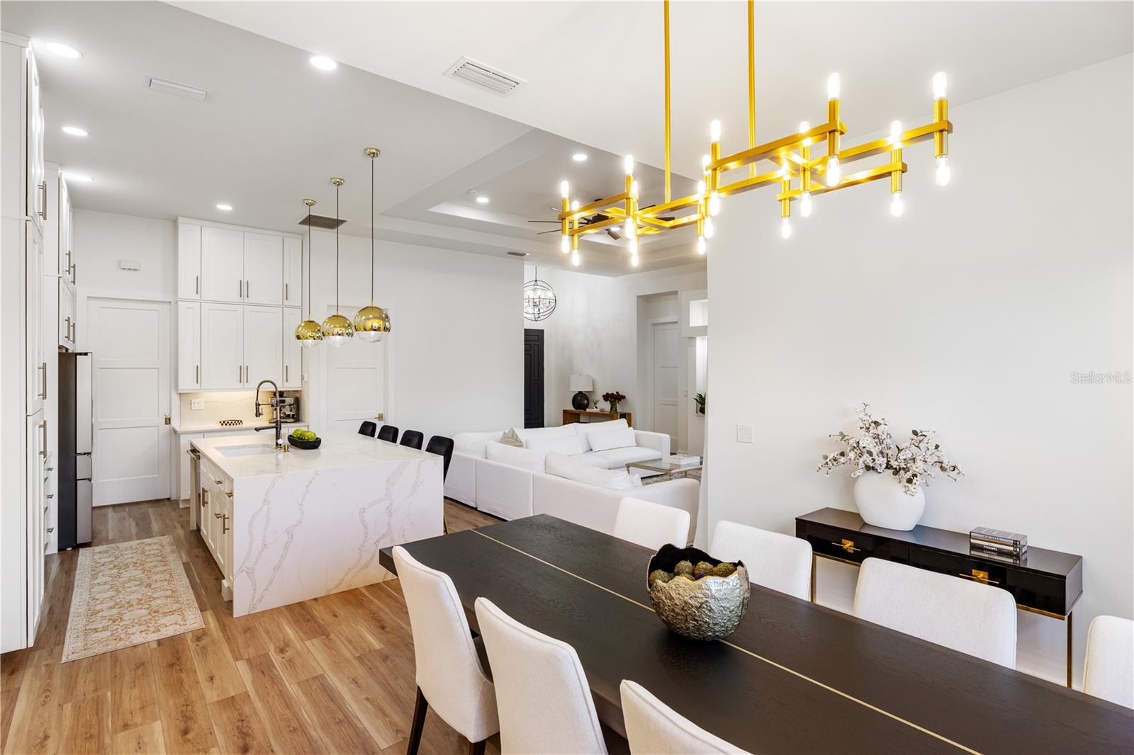 Listing photo id 14 for 2470 Abbotsford Street