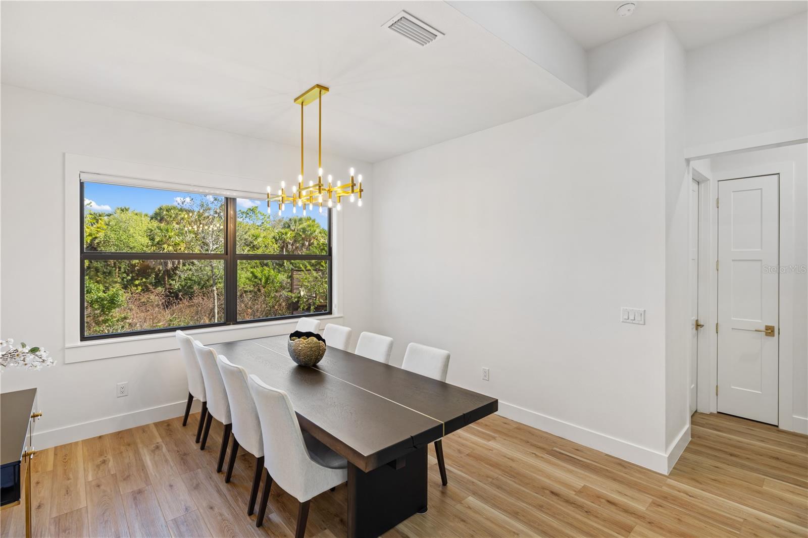 Listing photo id 16 for 2470 Abbotsford Street