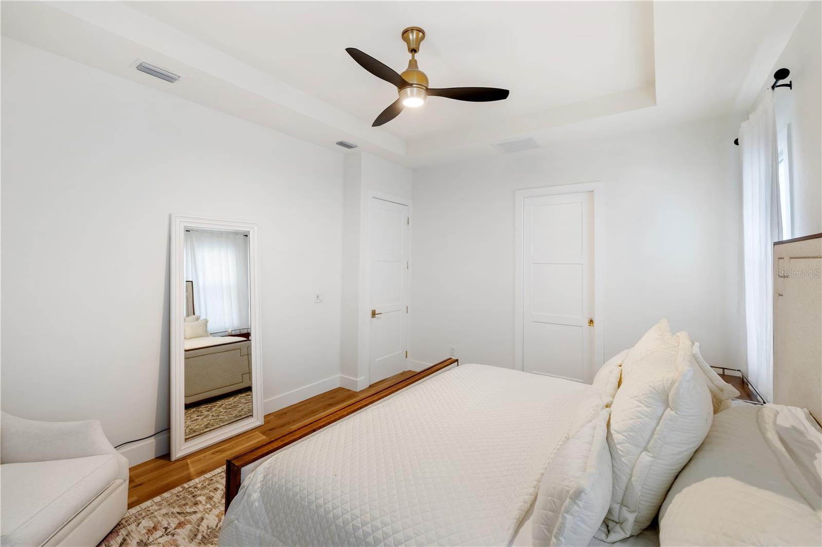 Listing photo id 19 for 2470 Abbotsford Street