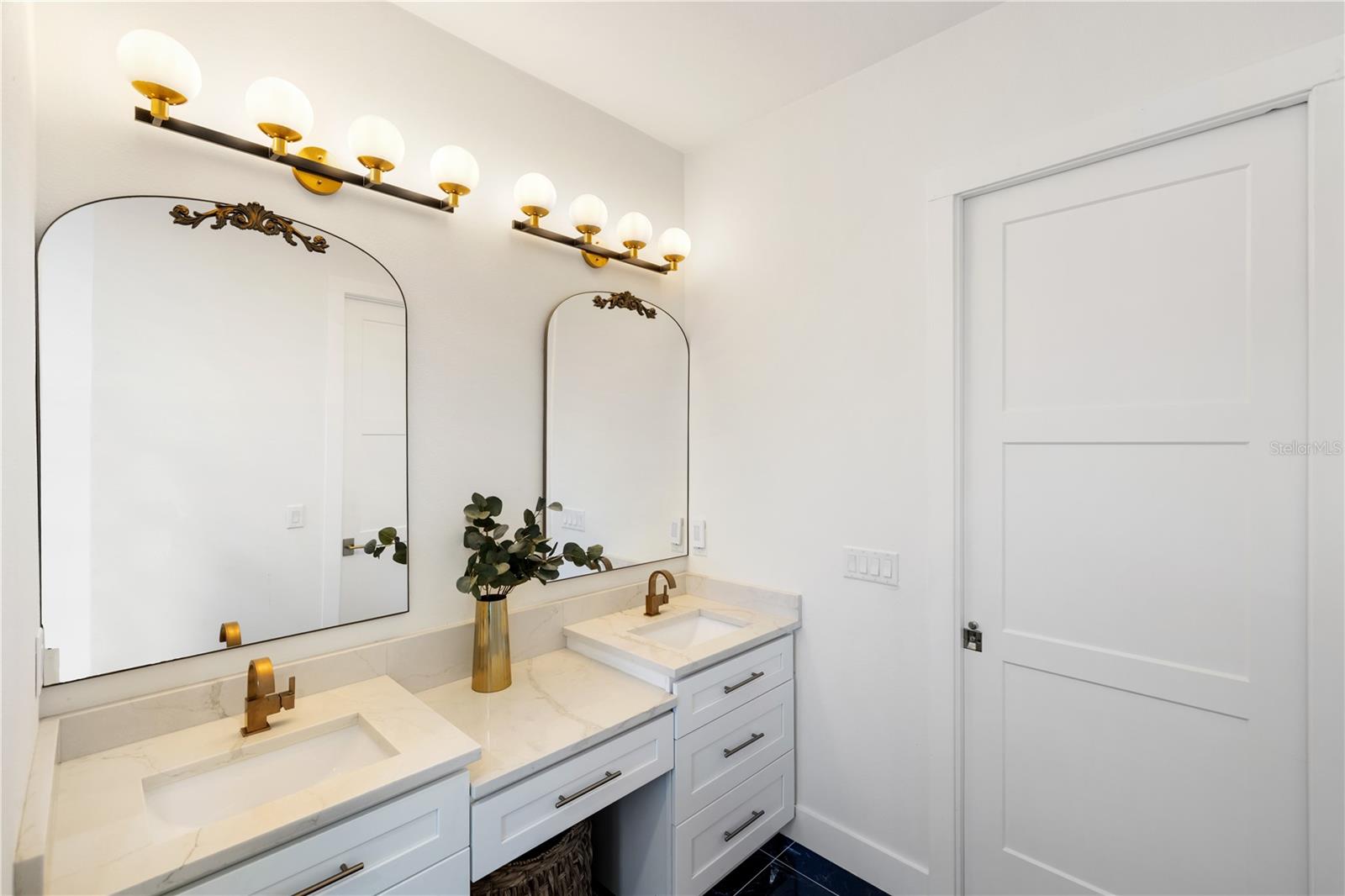 Listing photo id 21 for 2470 Abbotsford Street