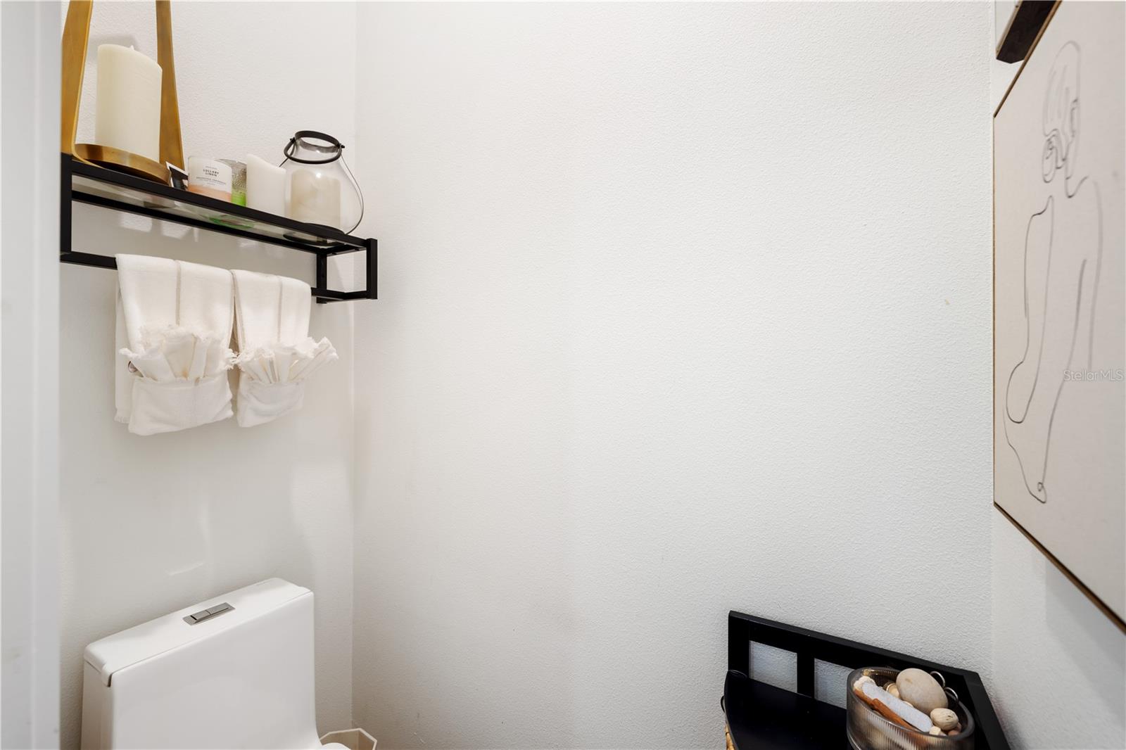 Listing photo id 24 for 2470 Abbotsford Street