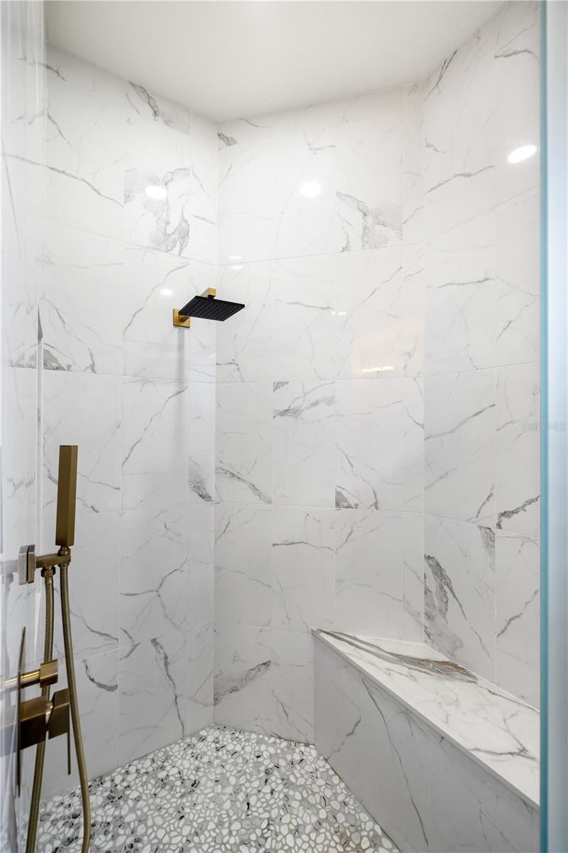 Listing photo id 25 for 2470 Abbotsford Street