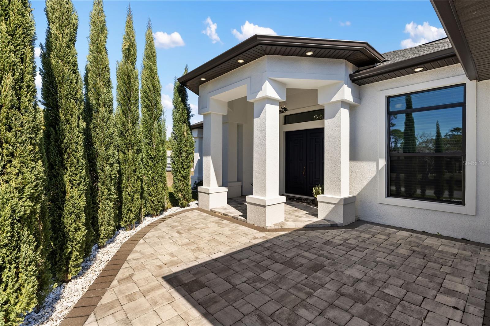 Listing photo id 1 for 2470 Abbotsford Street