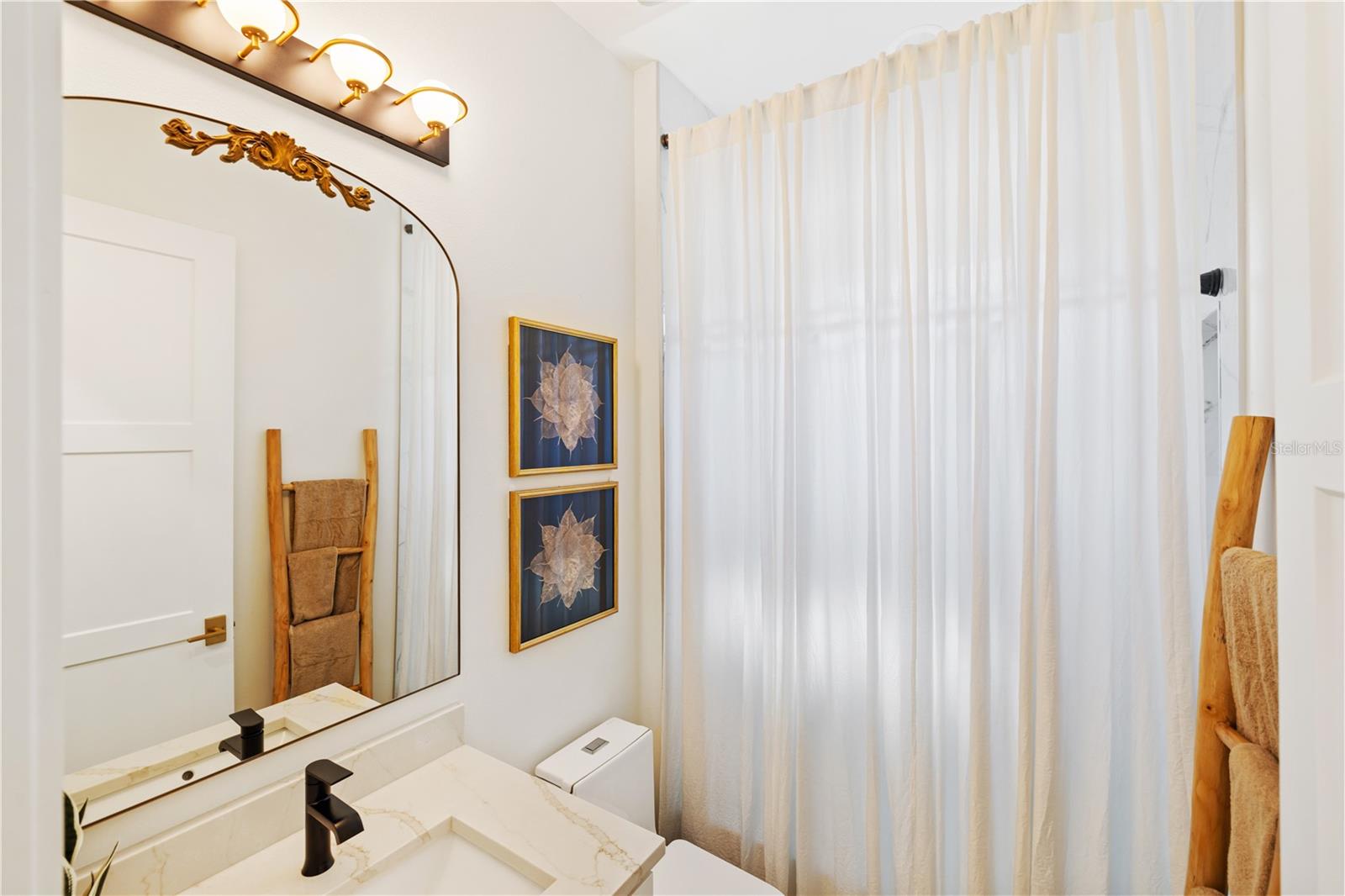 Listing photo id 33 for 2470 Abbotsford Street