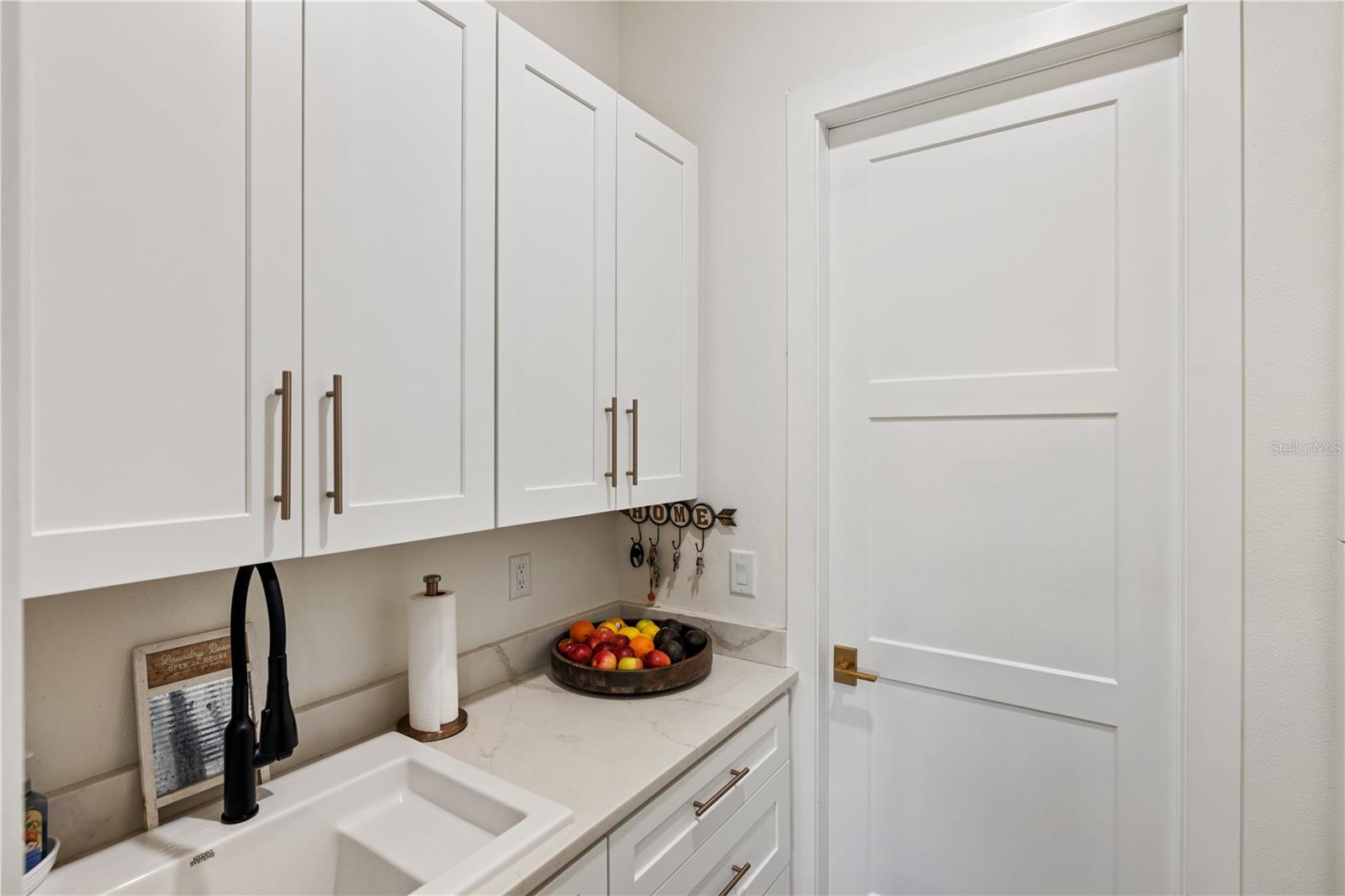 Listing photo id 34 for 2470 Abbotsford Street