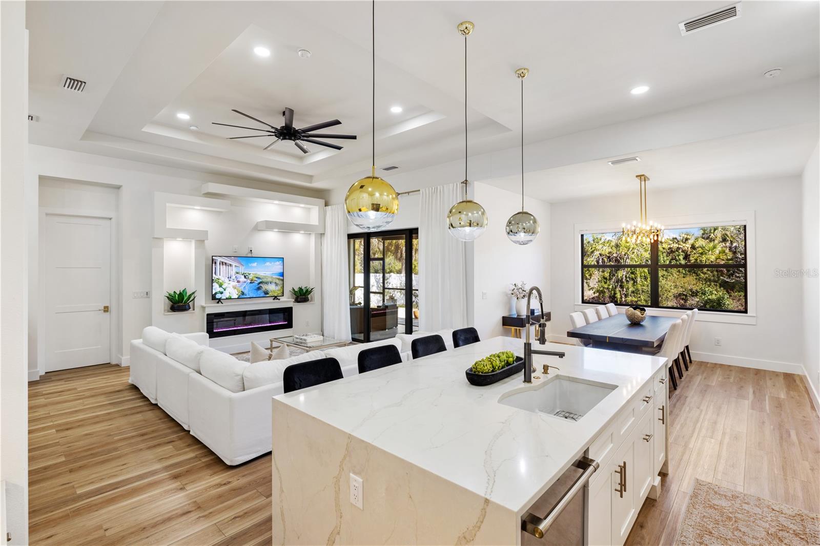 Listing photo id 2 for 2470 Abbotsford Street