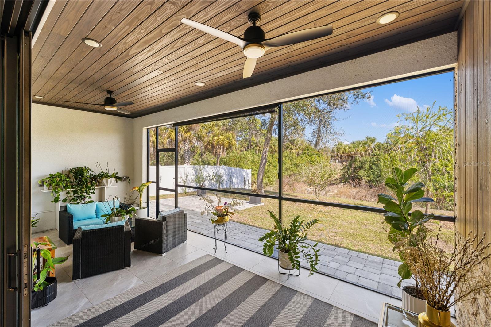 Listing photo id 38 for 2470 Abbotsford Street