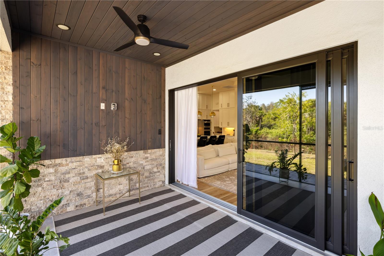 Listing photo id 39 for 2470 Abbotsford Street