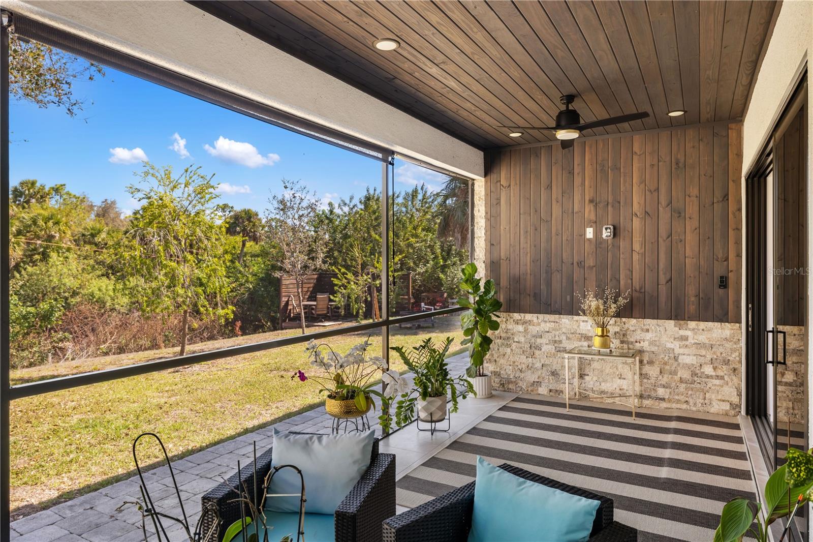 Listing photo id 41 for 2470 Abbotsford Street