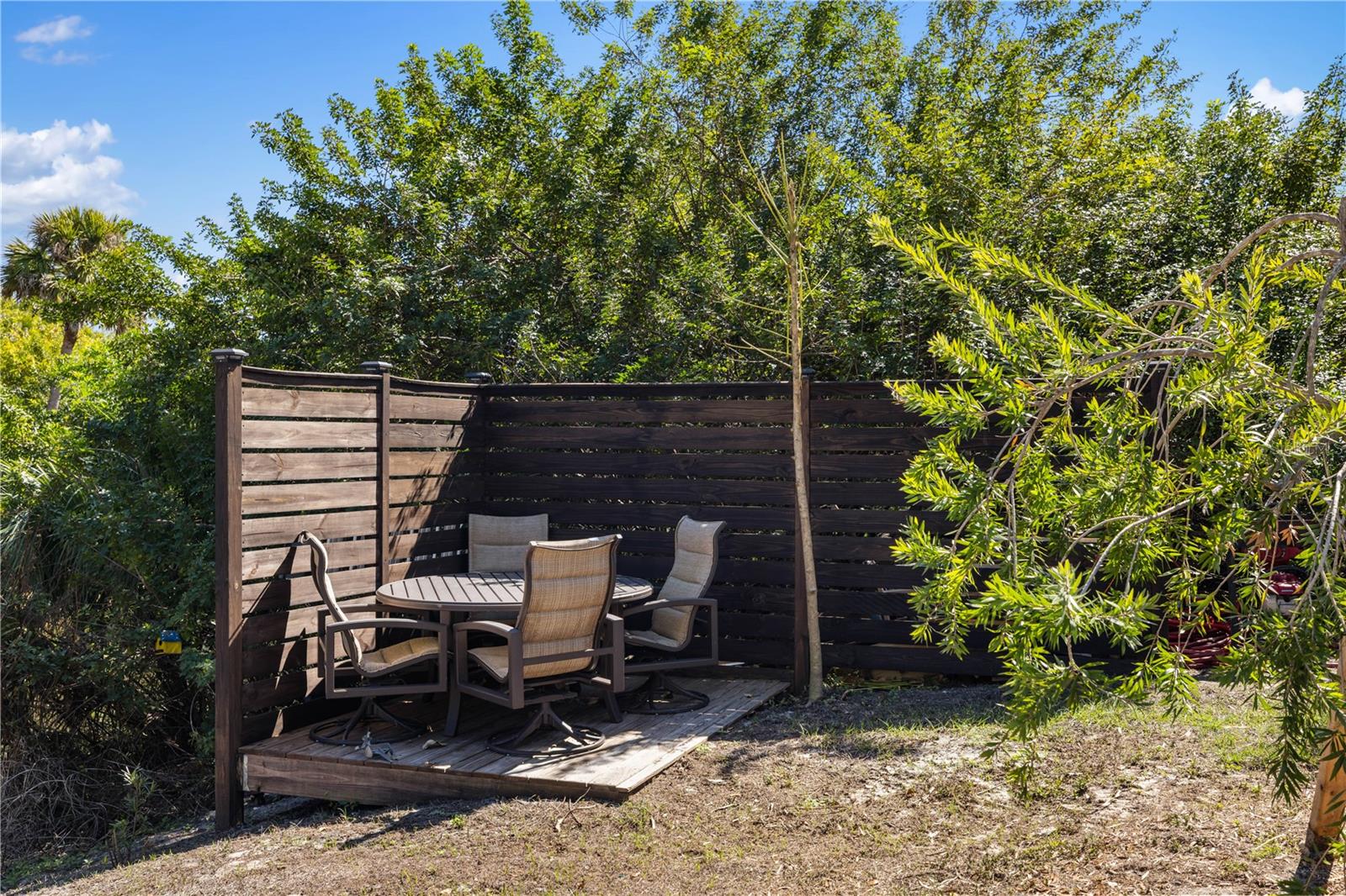 Listing photo id 43 for 2470 Abbotsford Street