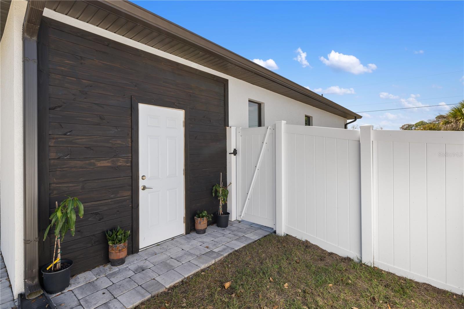 Listing photo id 44 for 2470 Abbotsford Street