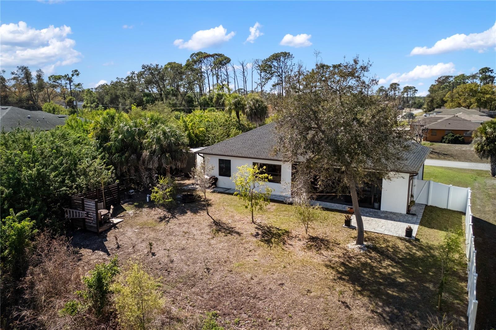 Listing photo id 46 for 2470 Abbotsford Street