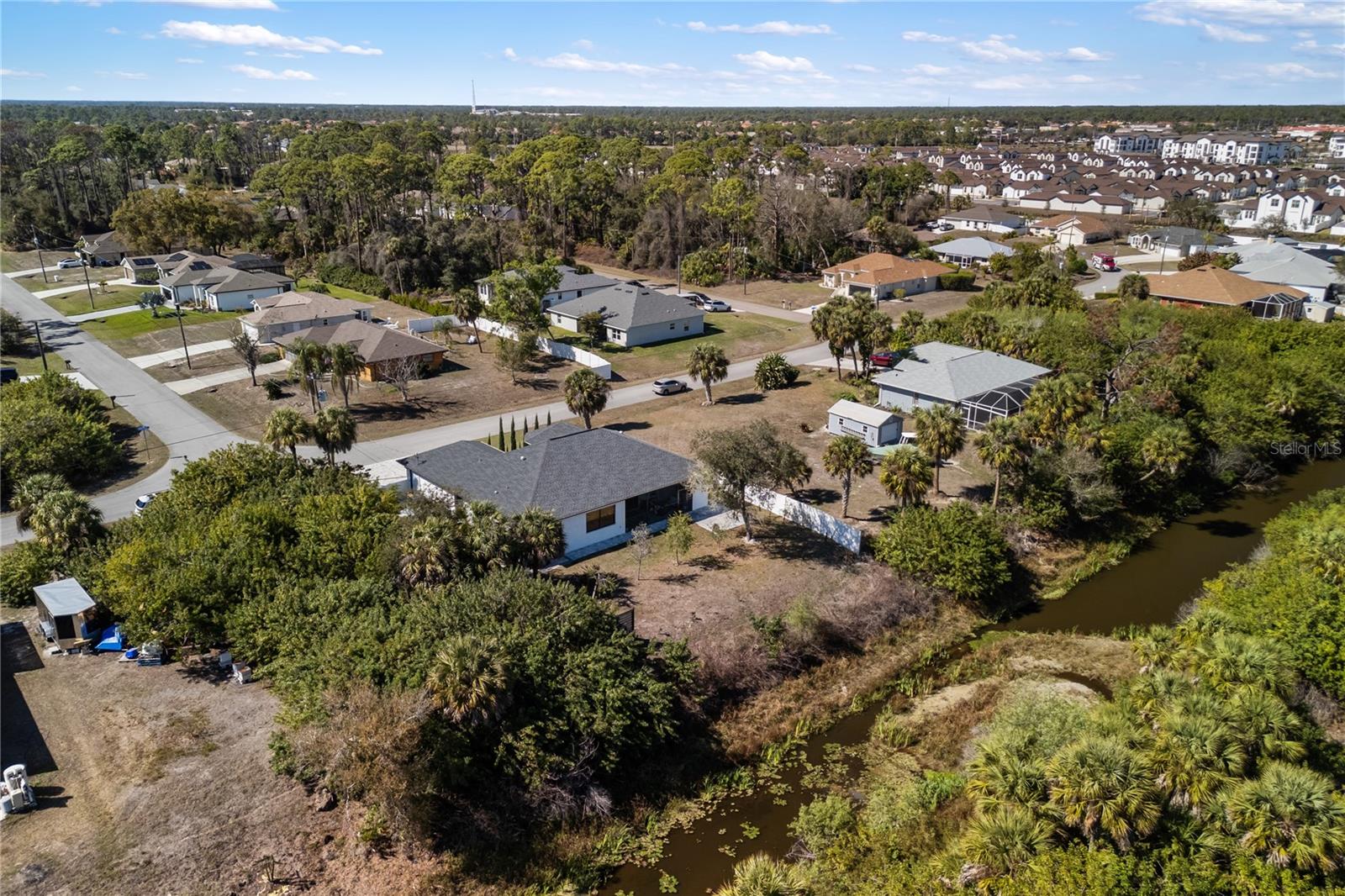 Listing photo id 47 for 2470 Abbotsford Street