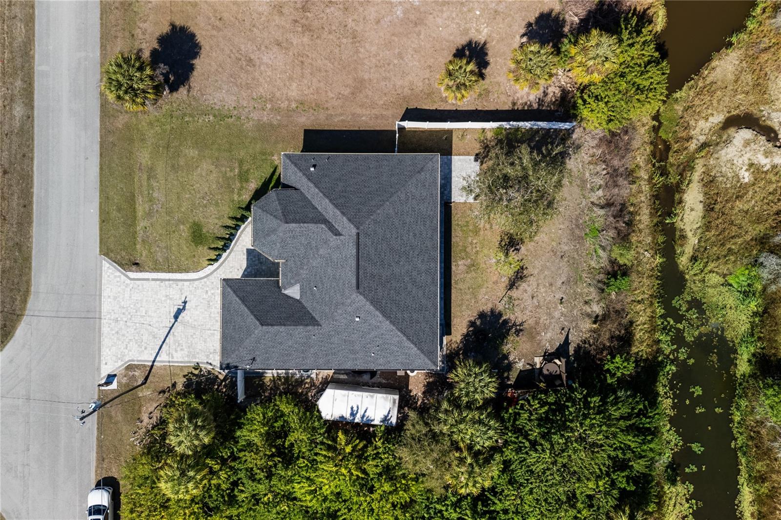 Listing photo id 48 for 2470 Abbotsford Street