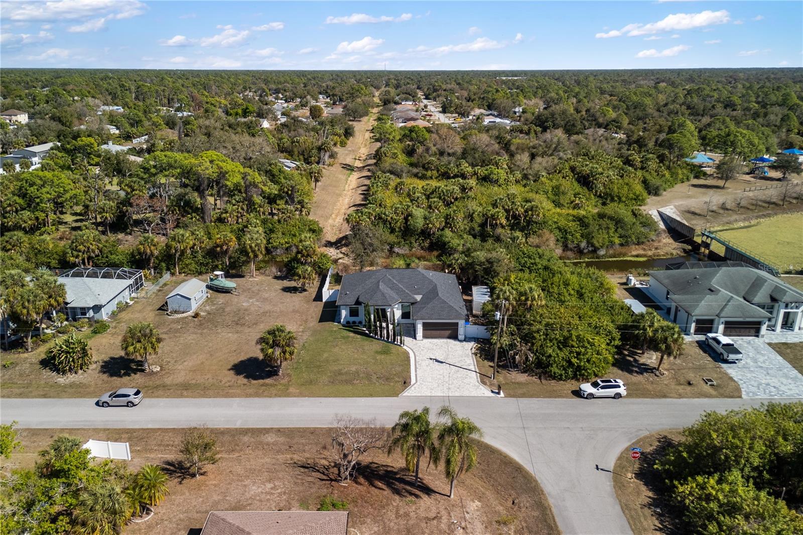 Listing photo id 49 for 2470 Abbotsford Street