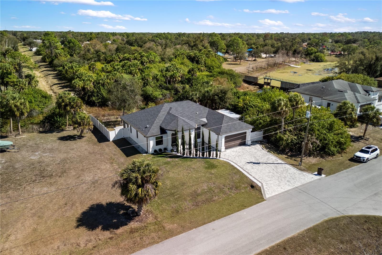 Listing photo id 50 for 2470 Abbotsford Street