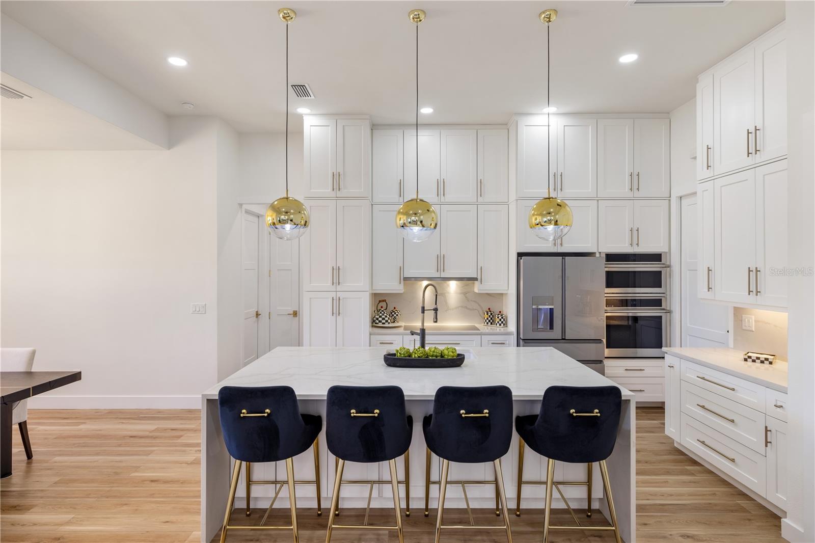 Listing photo id 7 for 2470 Abbotsford Street