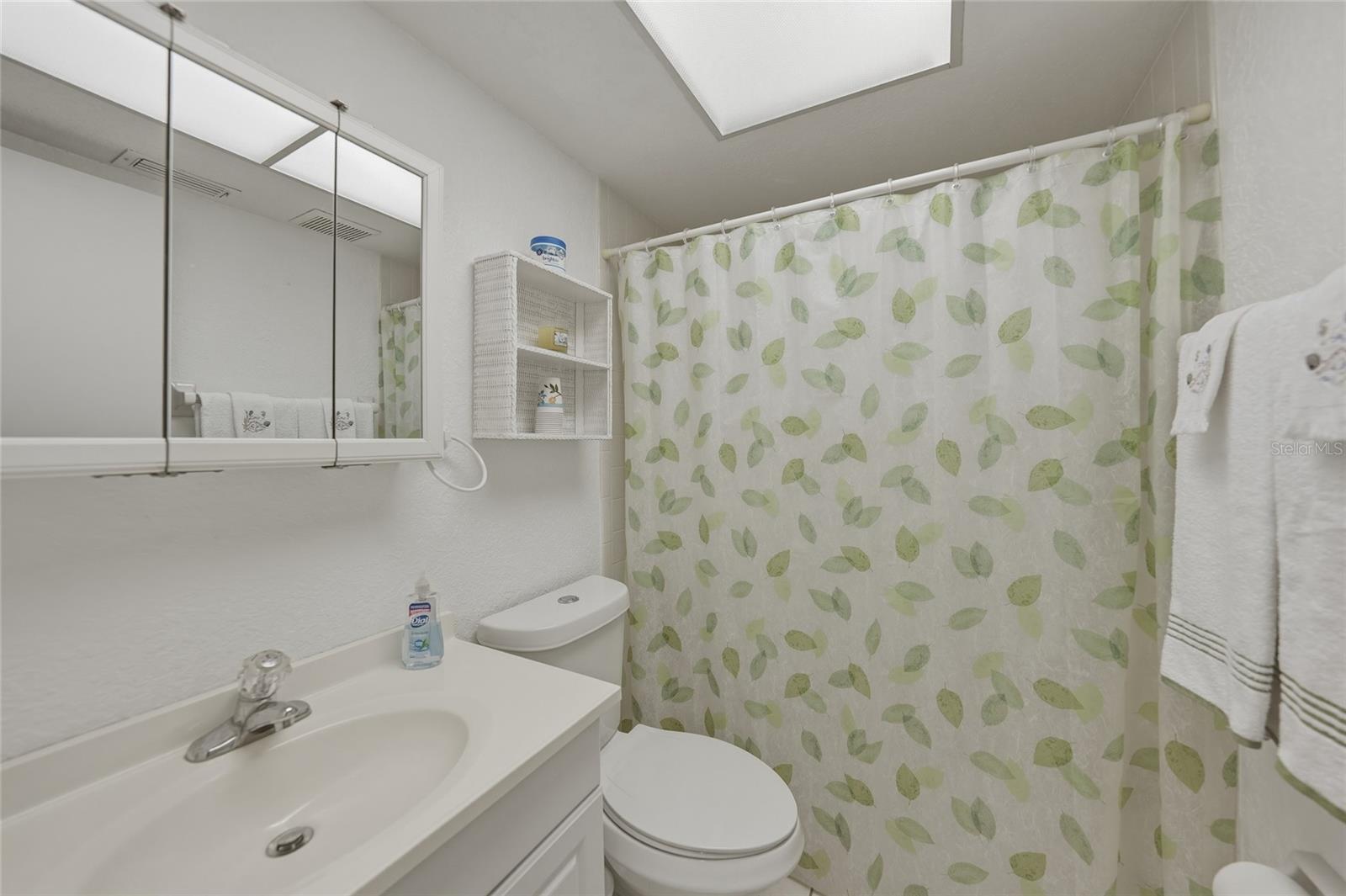 Image 17 of 19 For 4000 Oakview Drive L2