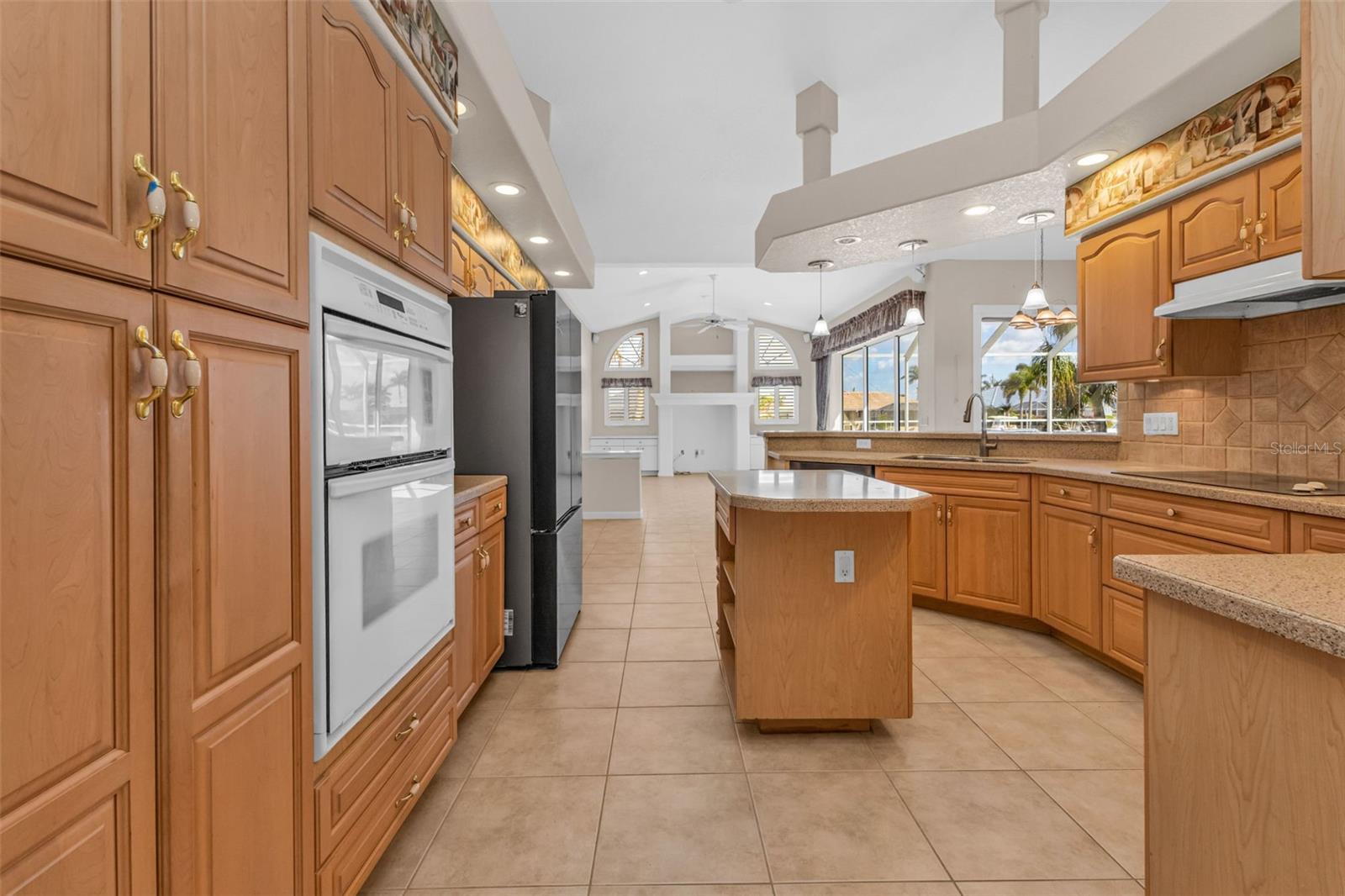 Image 21 of 97 For 570 Andora Drive