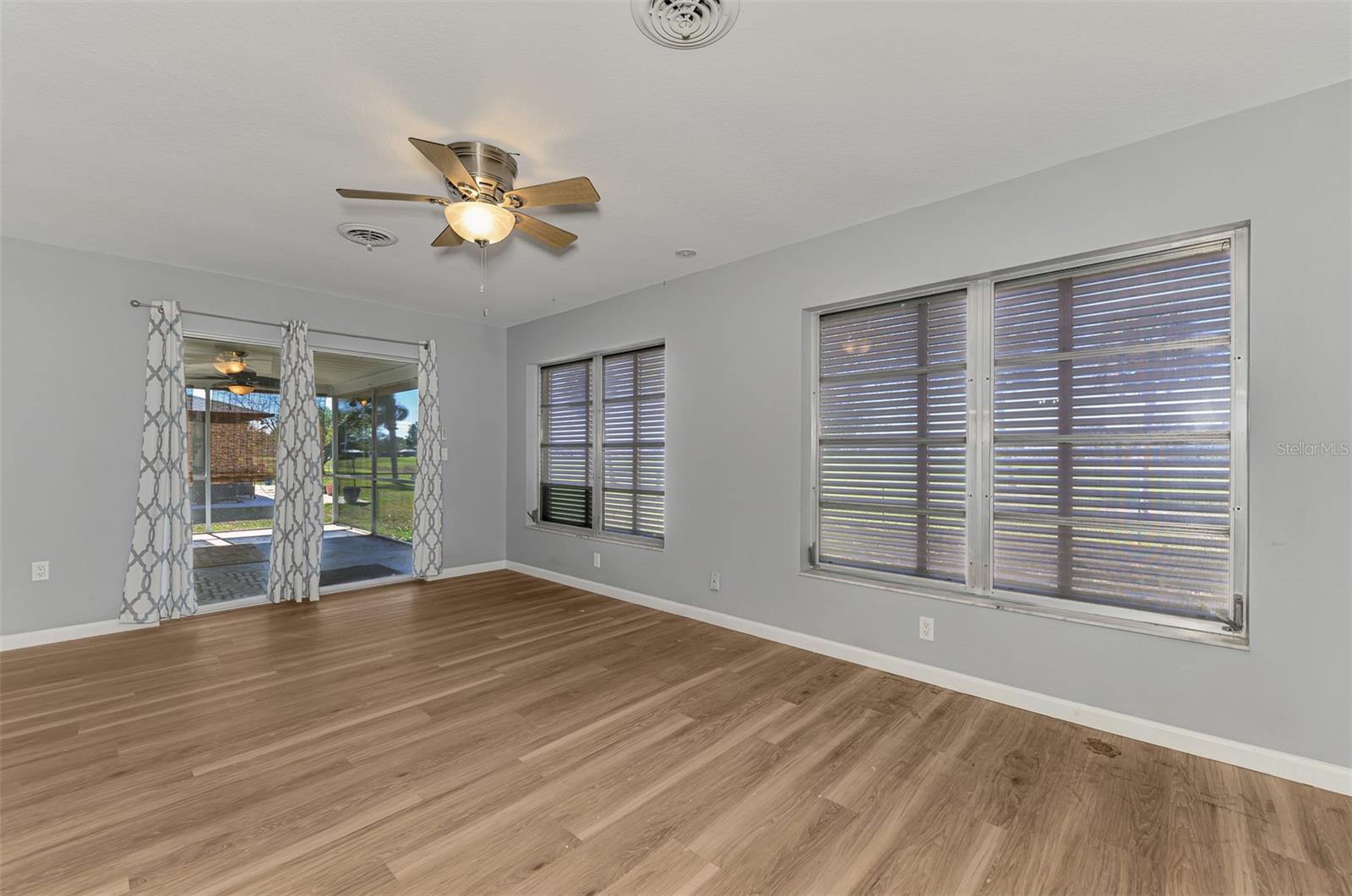 Image 8 of 50 For 22 Oakland Hills Court