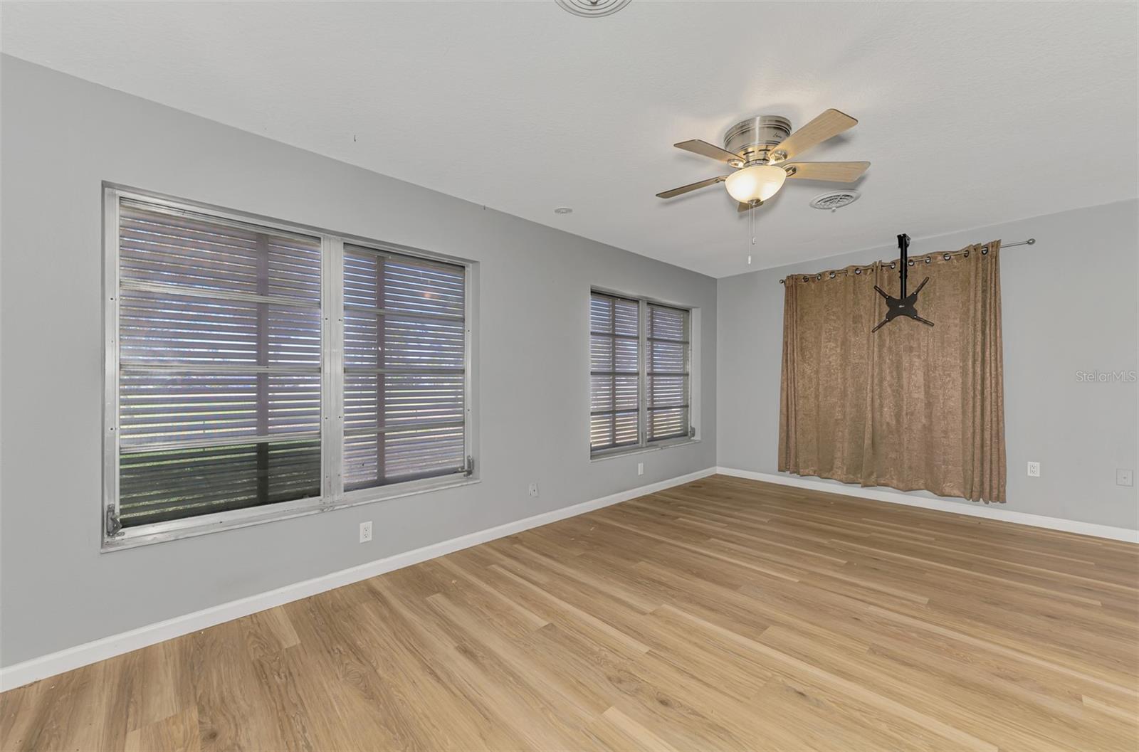 Image 9 of 50 For 22 Oakland Hills Court