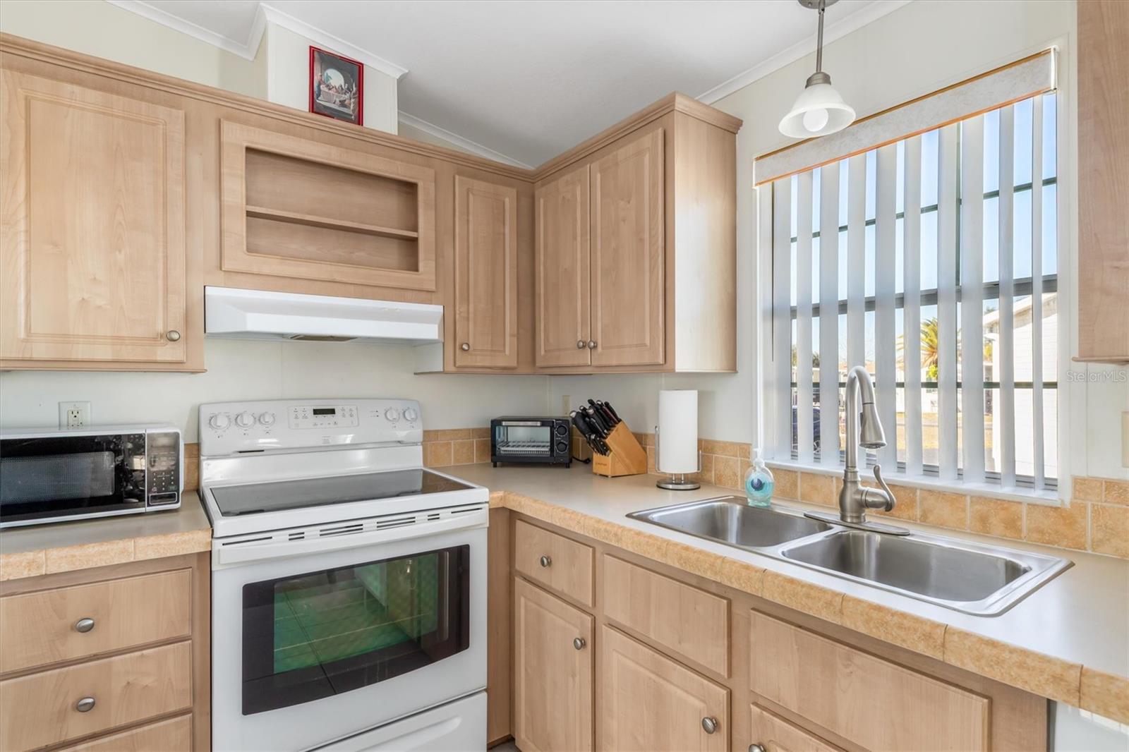 Image 15 of 50 For 1000 Kings Highway 182