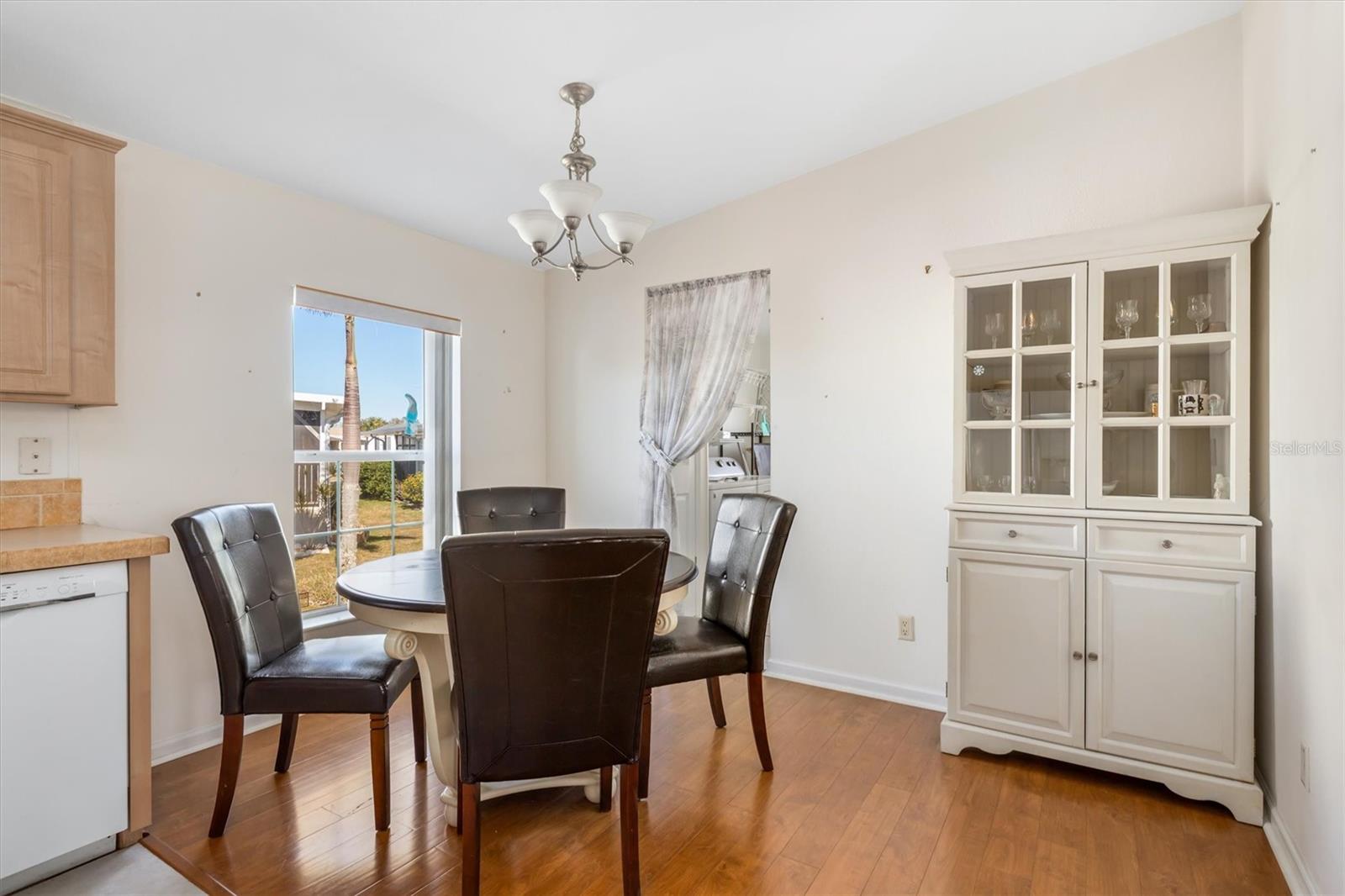 Image 16 of 50 For 1000 Kings Highway 182