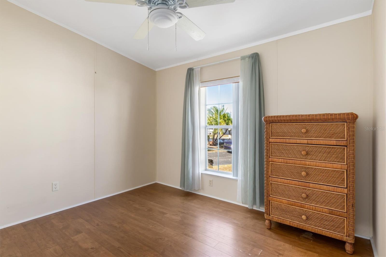 Image 23 of 50 For 1000 Kings Highway 182