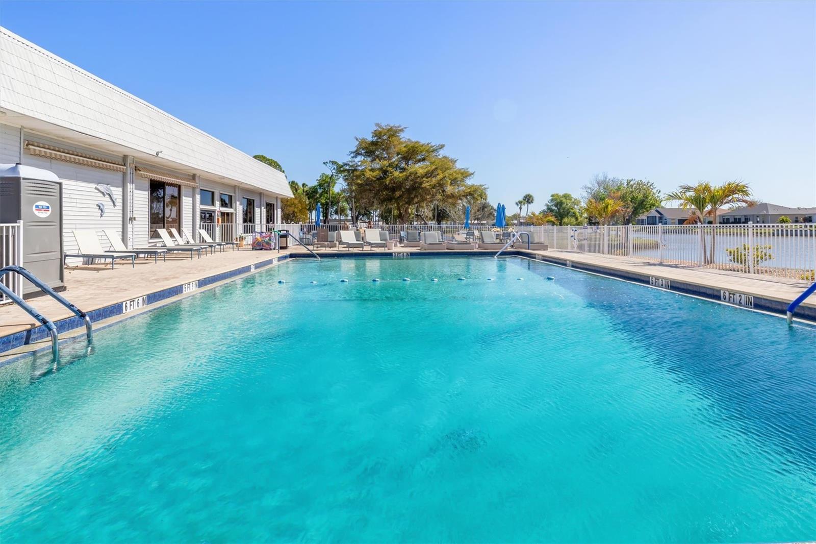 Image 4 of 50 For 1000 Kings Highway 182