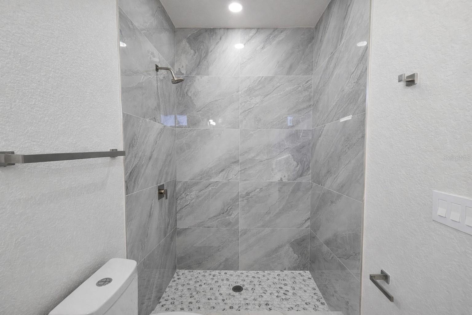 Image 17 of 32 For 2423 Milton Avenue S