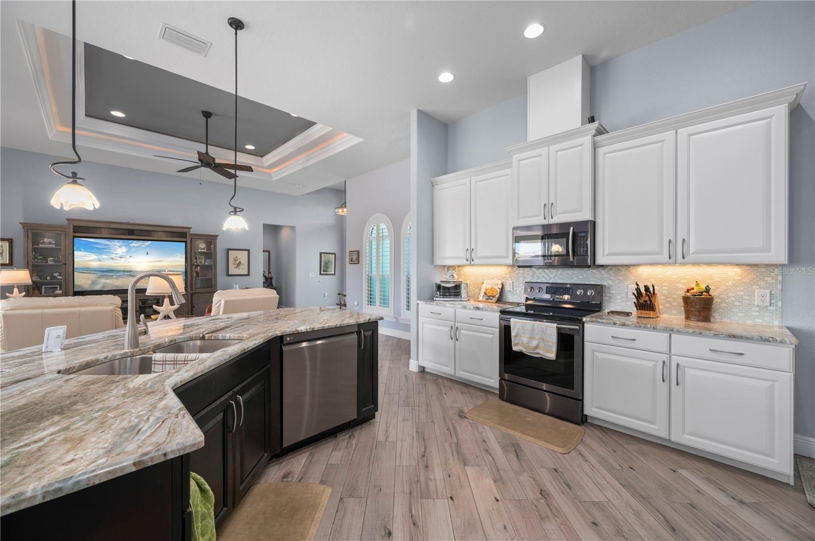 Image 17 of 70 For 15312 Hennipen Circle