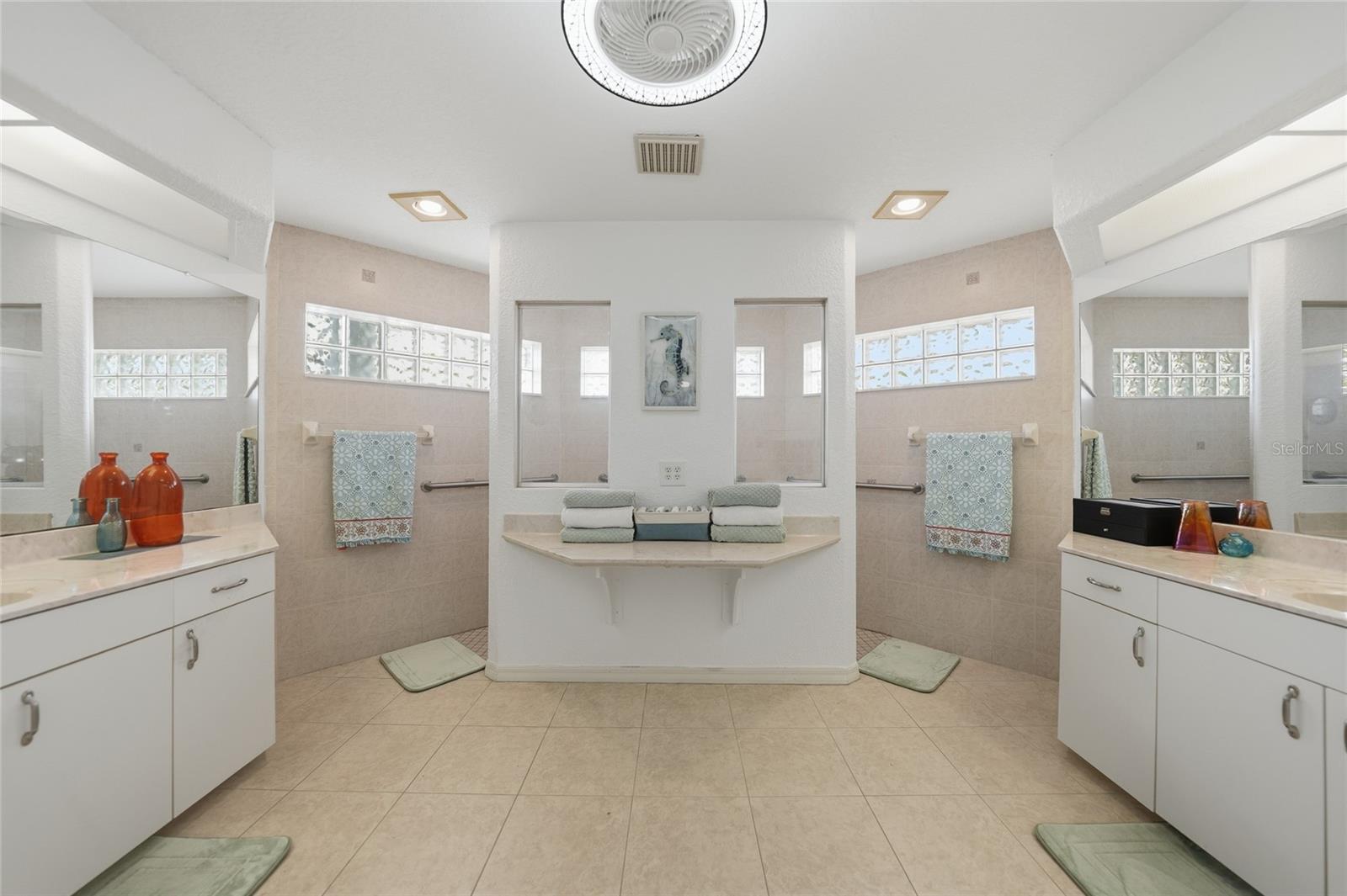 Image 11 of 45 For 600 Royal Poinciana