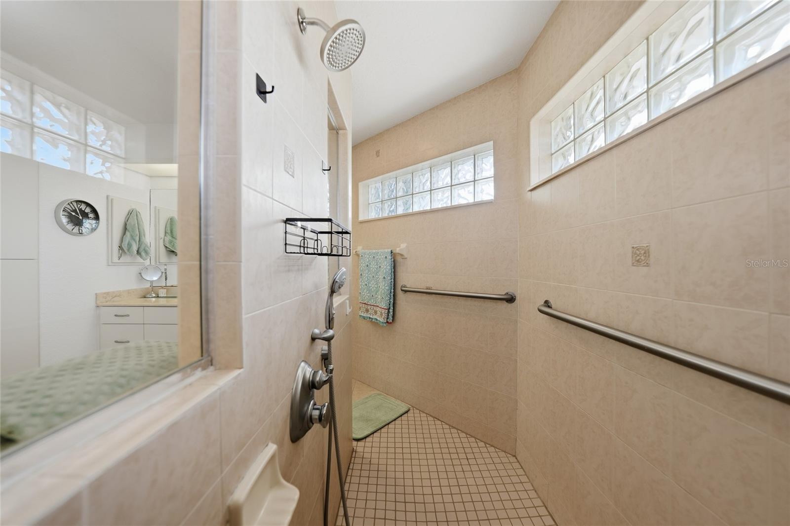 Image 12 of 45 For 600 Royal Poinciana