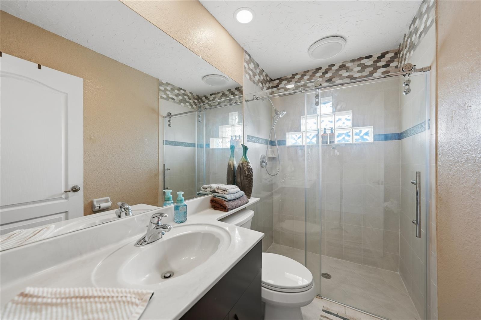 Image 24 of 45 For 600 Royal Poinciana