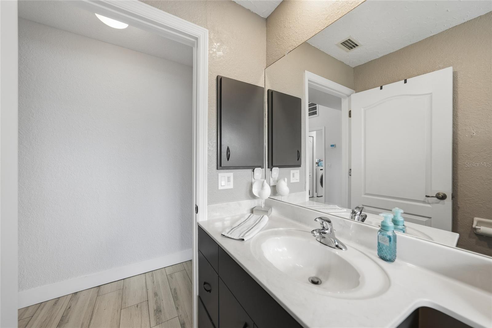 Image 25 of 45 For 600 Royal Poinciana