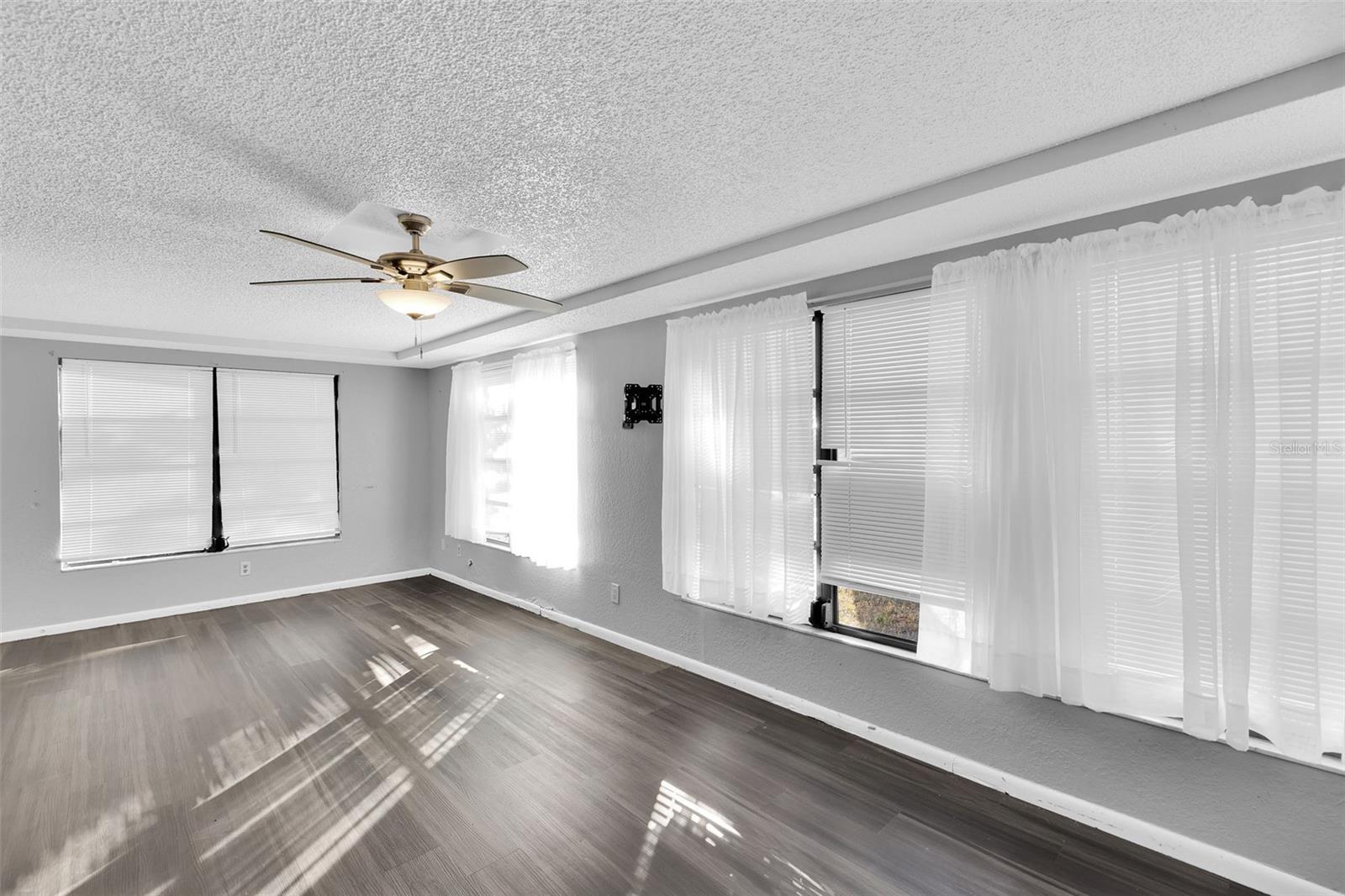 Image 17 of 38 For 839 Conreid Drive Ne