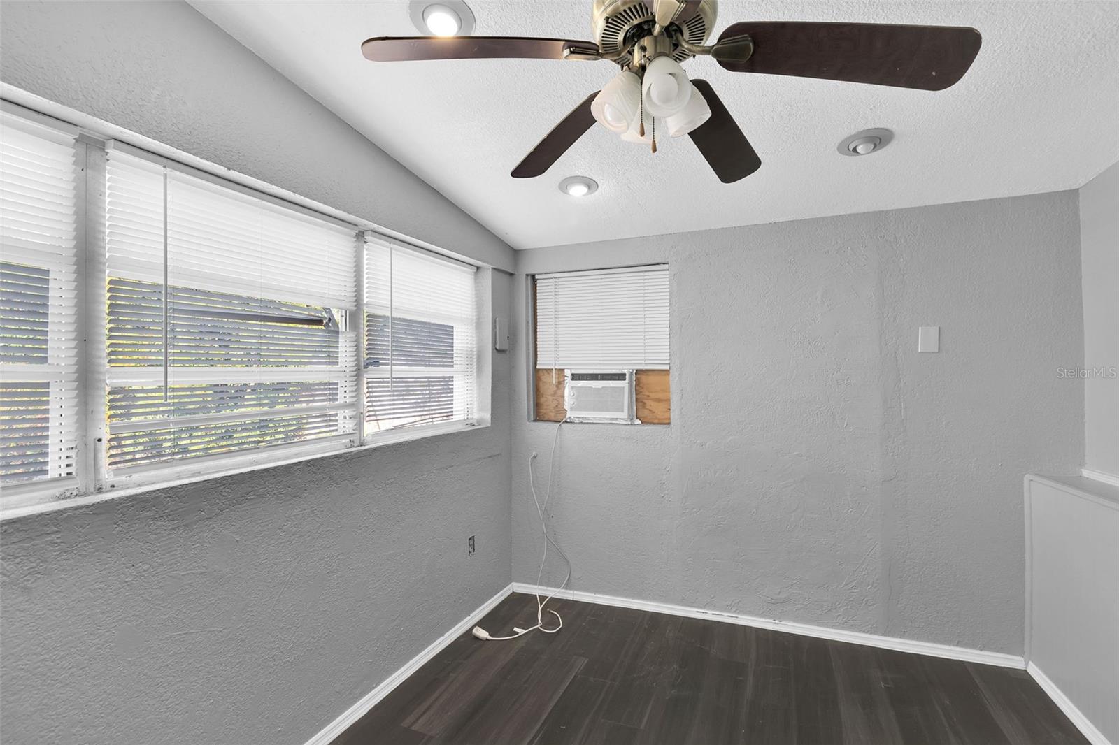 Image 34 of 38 For 839 Conreid Drive Ne