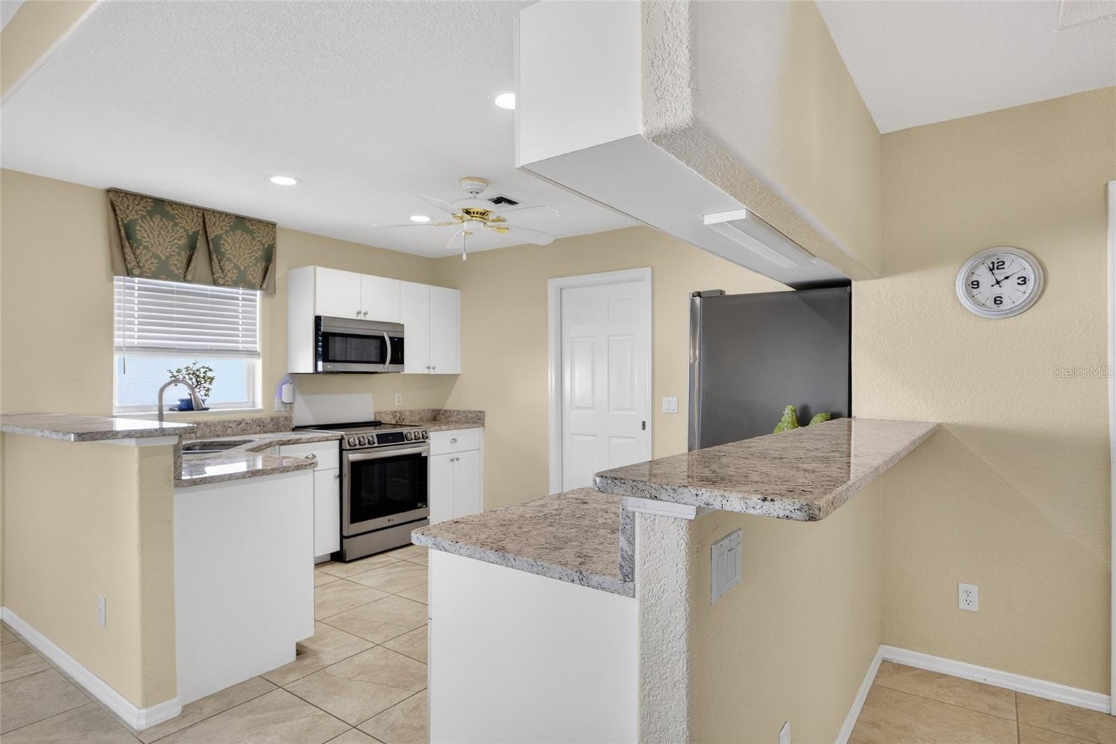 Image 8 of 39 For 10221 Arrowhead Drive