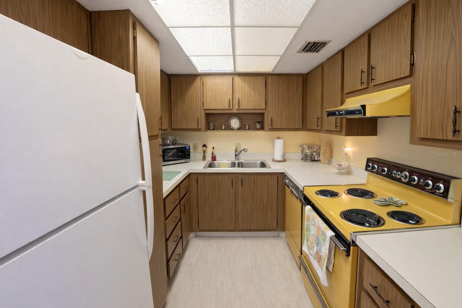 Image 4 of 22 For 21280 Brinson Avenue 106