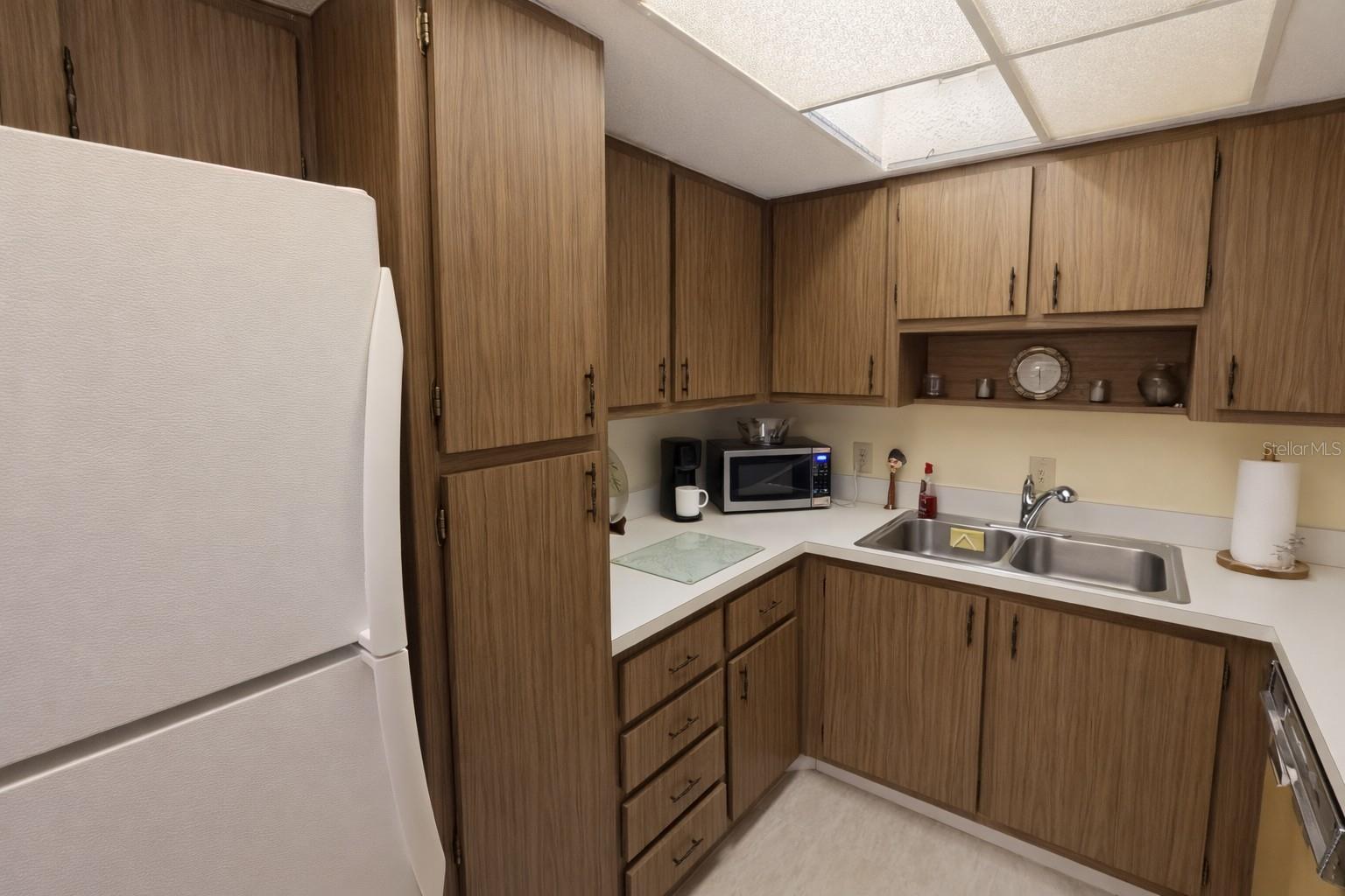 Image 5 of 22 For 21280 Brinson Avenue 106