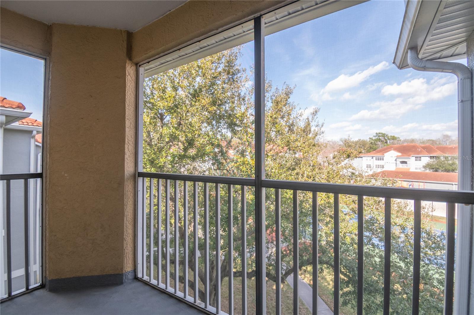 Image 18 of 20 For 18001 Richmond Place Drive 834