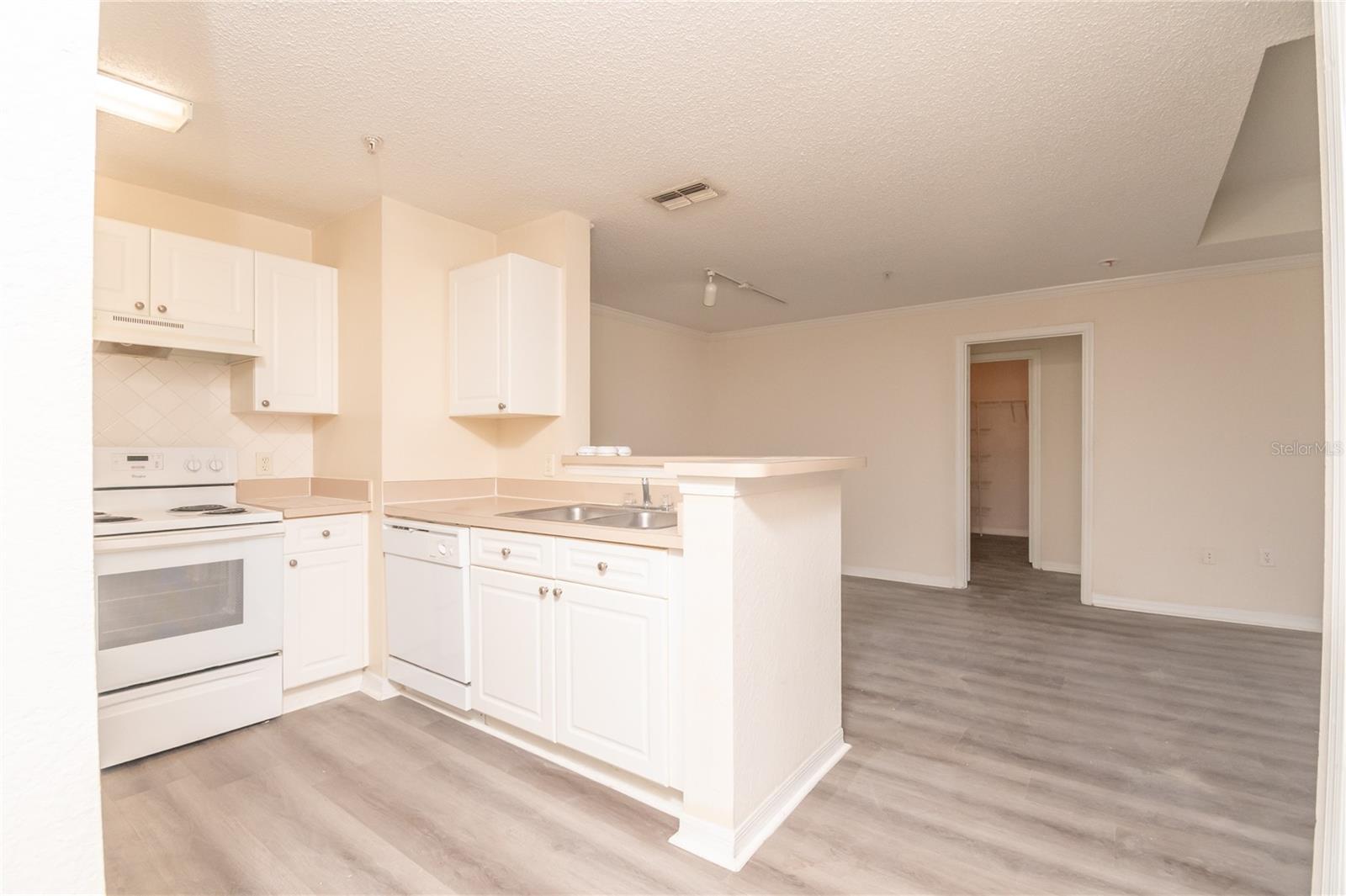 Image 5 of 20 For 18001 Richmond Place Drive 834