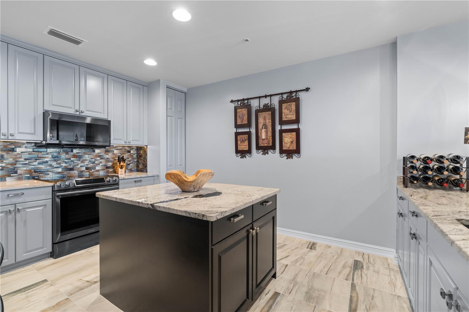 Image 33 of 85 For 89 Vivante Boulevard 8943